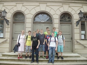 Schüler-AG Realschule Bisingen 2014 vor der %22Alte Synagoge%22 Hechingen -1