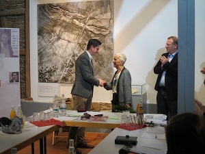 Bürgermeister Roman Weizenegger gratuliert Uta Hentsch zum Ehrenvorsitz und bedankt sich für ihren unermüdlichen Einsatz wider das Vergessen. 